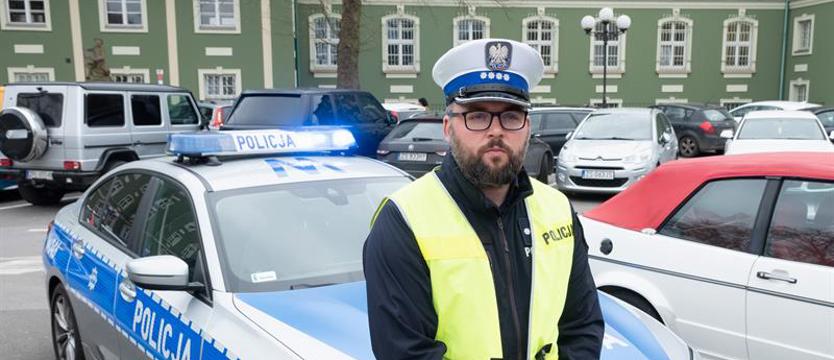 Bezpieczna podróż w okresie świąt. Większy ruch, więcej policji na drogach