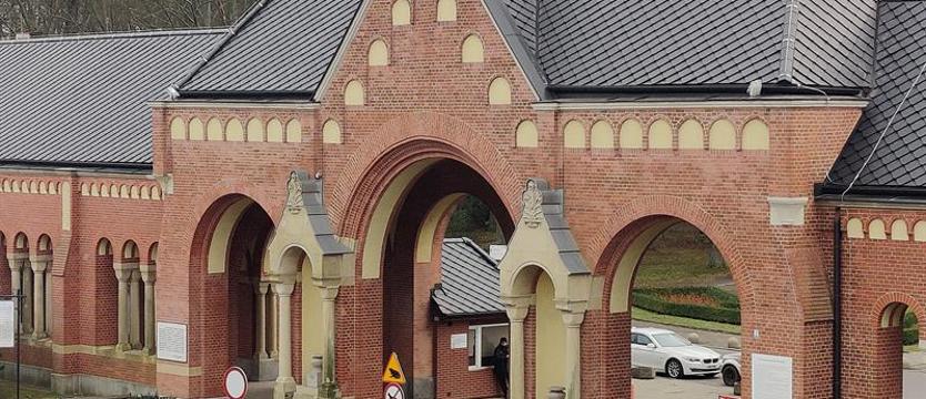 Finał remontu Bramy Głównej Cmentarza Centralnego. Ten etap ostatni?