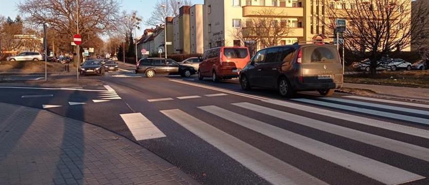 Zebry przy mini rondzie. Bezpieczniej dla pieszych i kierowców