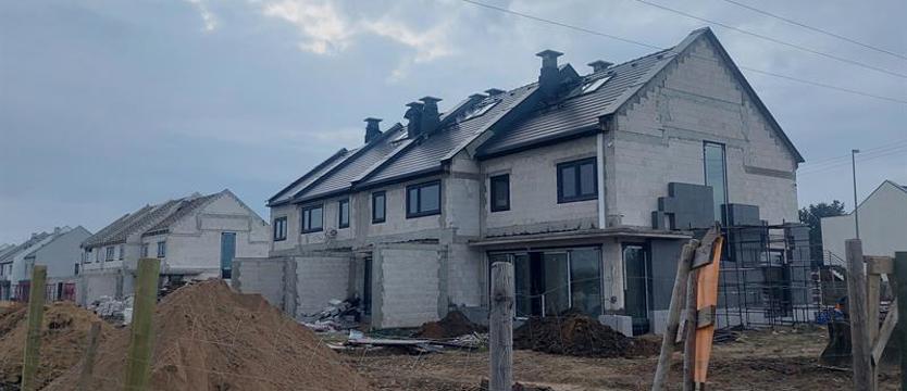 Własne lokum – w mieście czy poza miastem? Różnica może wynieść ponad sto tysięcy