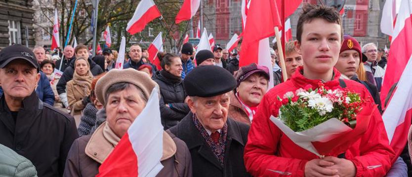 Kwiaty pod pomnikiem Marszałka Józefa Piłsudskiego