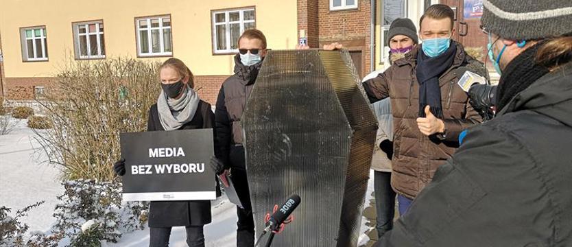 Happening Młodych Demokratów. Urządzili „pogrzeb wolnych mediów”