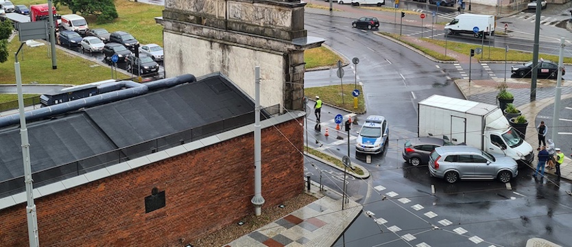 Zderzenie trzech aut na pl. Hołdu Pruskiego. Zablokowany przejazd