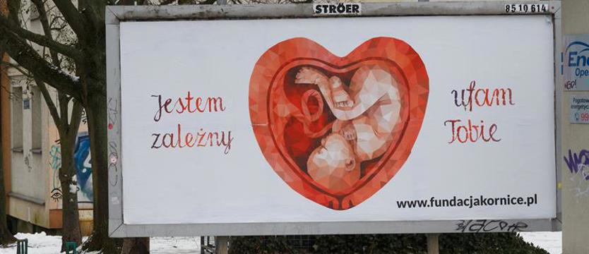 Aktywistki Strajku Kobiet apelują w sprawie plakatów z płodem. I mówią: "Władza spełnia fantazje Kai Godek"