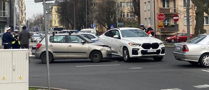 Zderzenie samochodów na skrzyżowaniu Matejki i Małopolskiej w Szczecinie