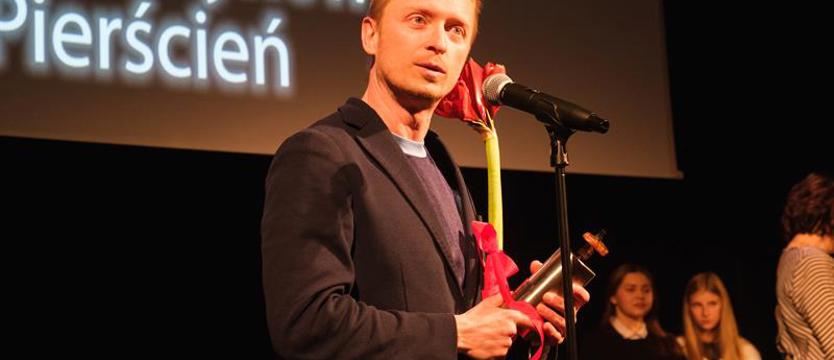 Muzyka przeplata się u mnie z teatrem. Olek Różanek – laureat Bursztynowego Pierścienia