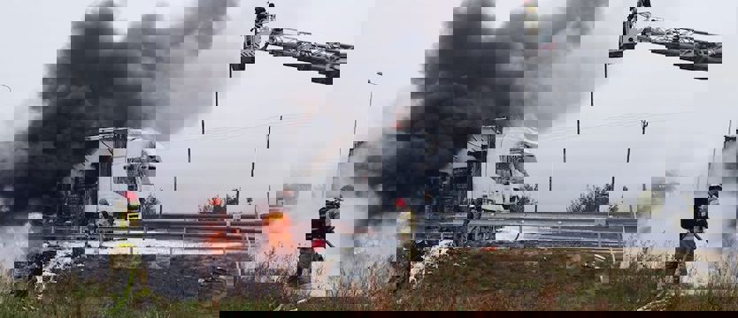 Pożar na drodze pod Stargardem. Spalił się tir z oponami