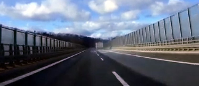 Uwaga! Spadający lód z plandeki