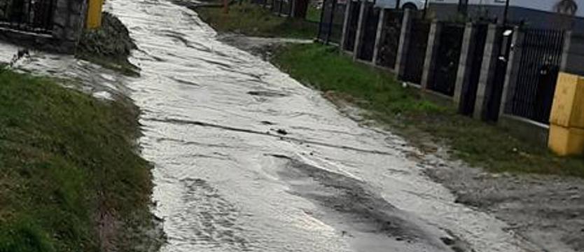 Zimowe utrapienia mieszkańców. Przebrnąć przez ślizgawkę