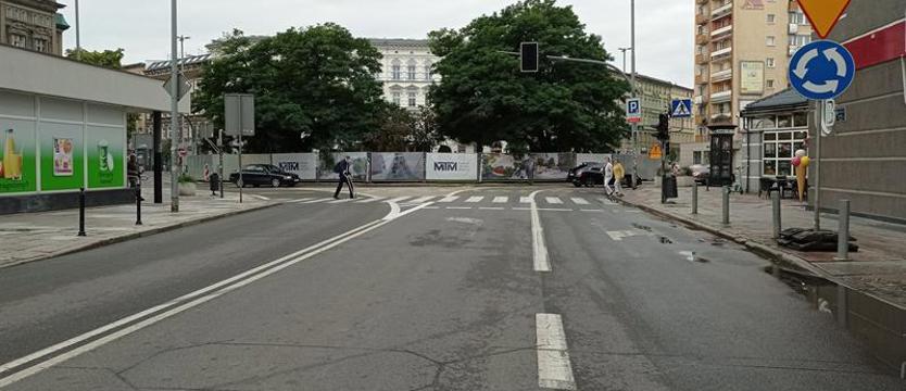 Wycięli nawet pomnikowe robinie z placu Zgody. Planowana wymiana zieleni