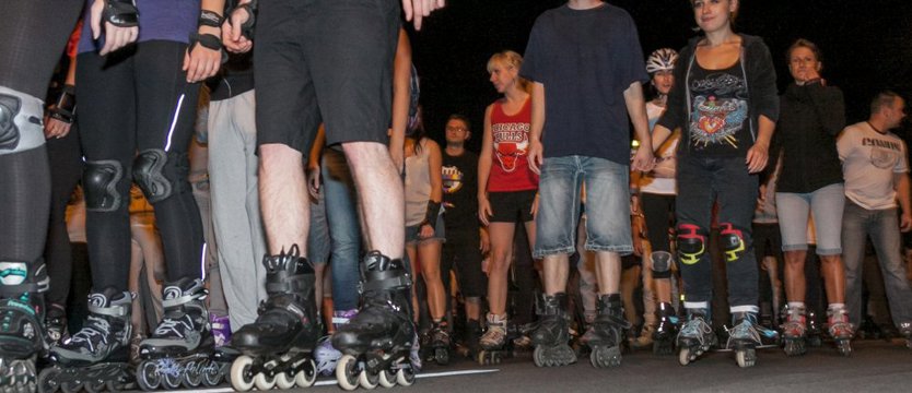 Nocny przejazd rolkarzy