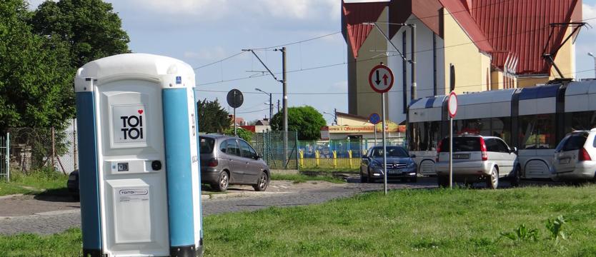 Toi-toi w roli głównej