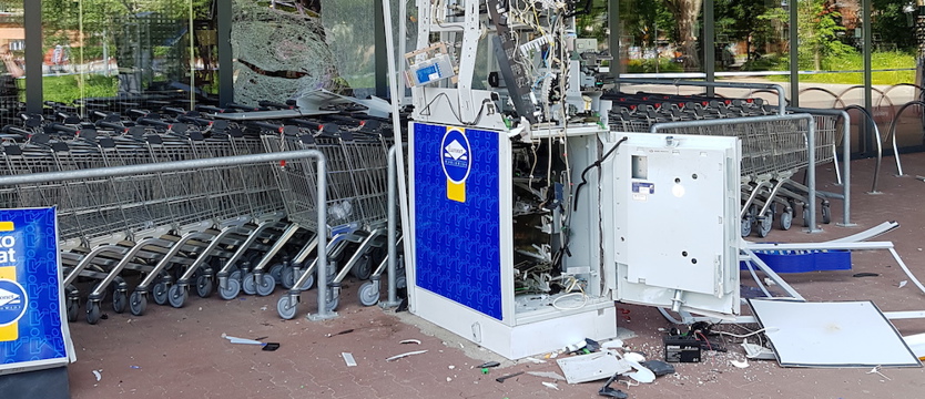 Wysadzili bankomat i uciekli z gotówką
