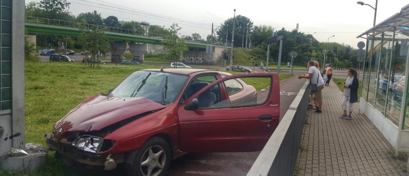 Auto uderzyło w ekran