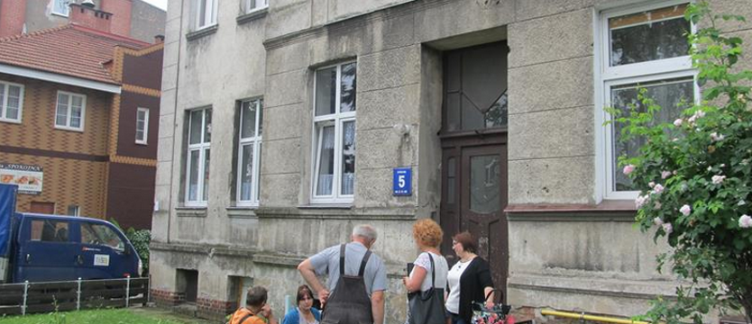 Chory musiał opuścić mieszkanie. Nie chciał pomocy