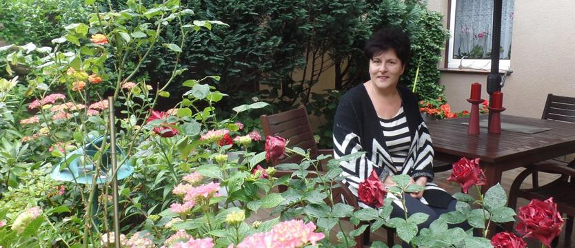 Oddech w ogrodzie hortensji i róż 