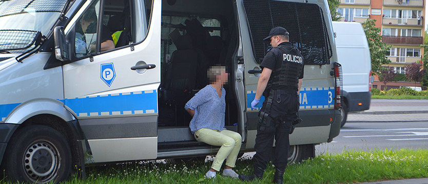 Szarpała się z policjantką