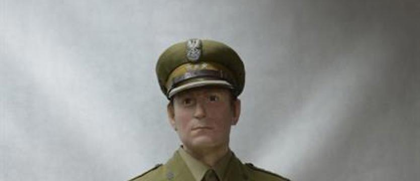 Kukliński stanie za plecami Jaruzelskiego