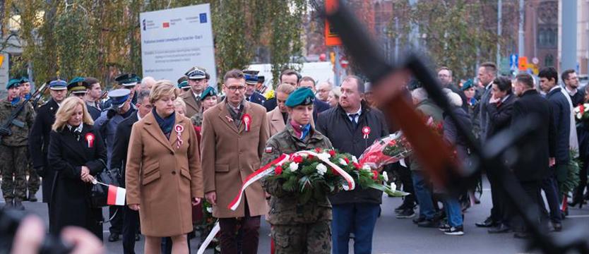 Świętowanie Niepodległości. Kwiaty pod pomnikiem Marszałka