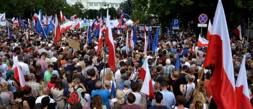 Protest przed Sejmem przeciw zmianom w sądownictwie