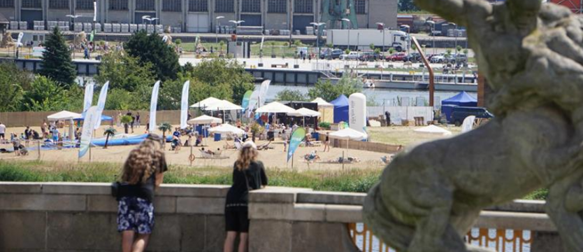 Plaża na wyspie ożyła