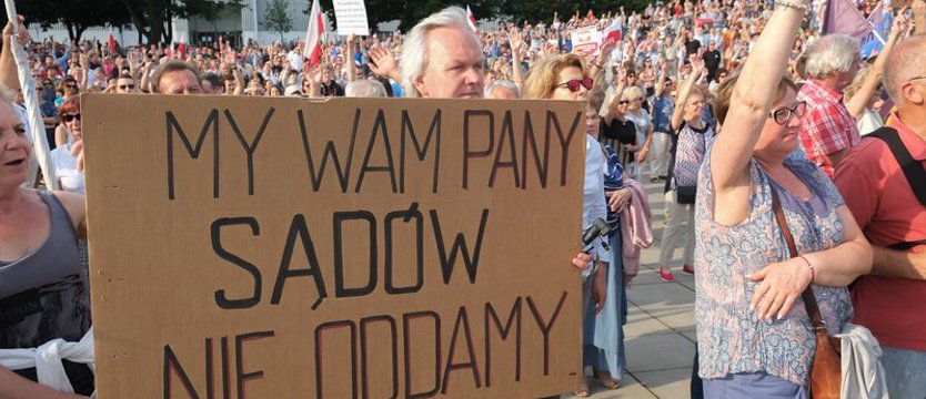 Przeciw zmianom w sądownictwie na pl. Solidarności