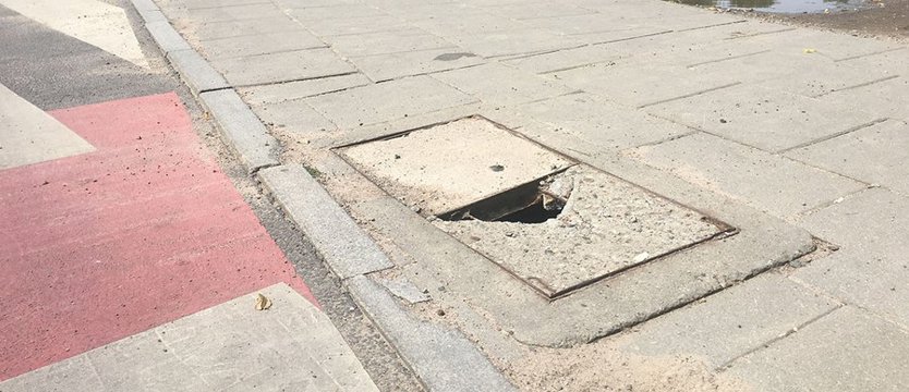 Niebezpieczna studzienka na Błoniach