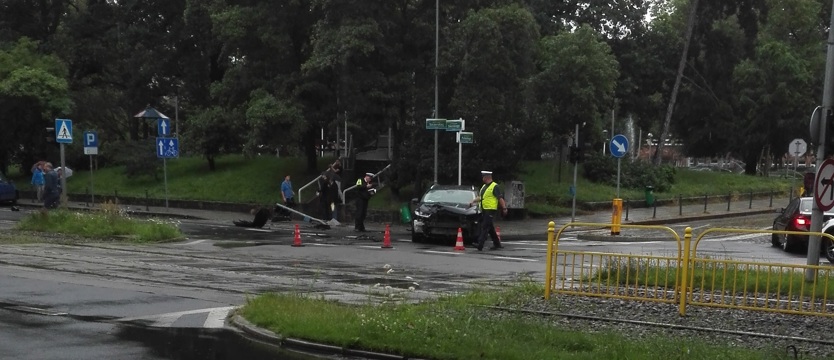 Auto na torach. Spore utrudnienia w ruchu