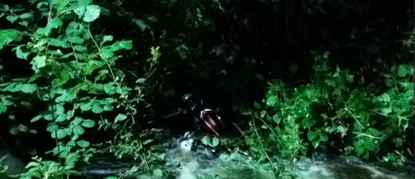 Nocna jazda po pijaku. Wjechał motorem do rzeki