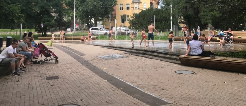 Gorąco! Ochłoda przy fontannie