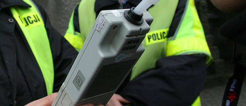 Dziecko za kierownicą, tata ledwo siedział