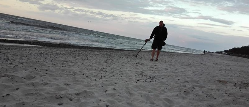 Pojawiają się, kiedy plaże pustoszeją. Co znajdują?