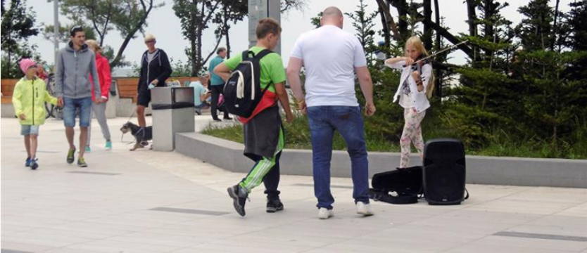 Talenty na deptaku. Umilają czas turystom