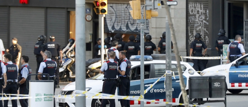 Barcelona: kierowca wjechał w policjantów