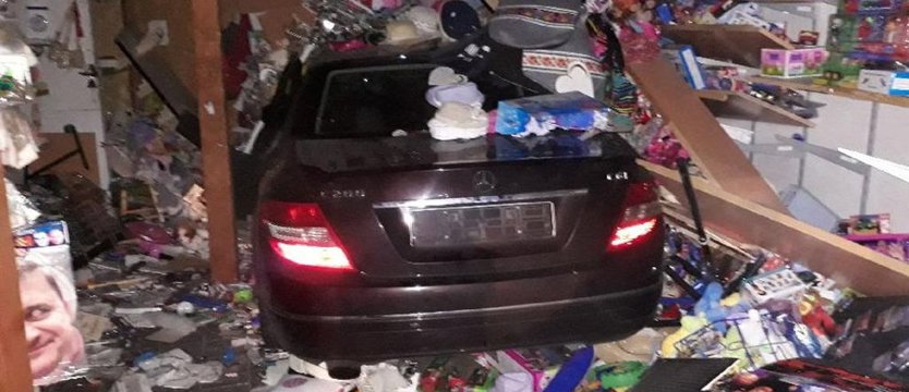Mercedesem do sklepu z pamiątkami