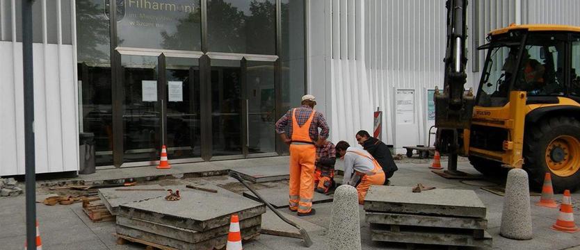 Wymieniają płyty przed filharmonią