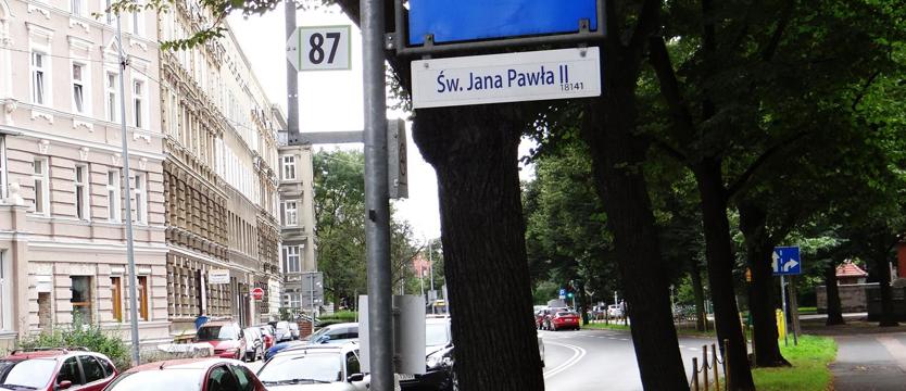 Co z tymi nazwami?