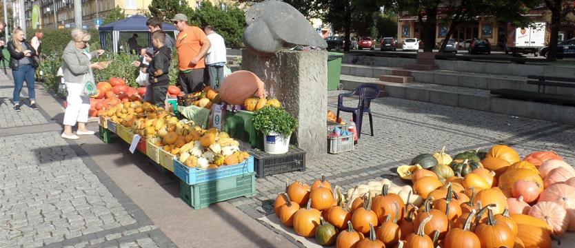 Kolorowy jarmark i kwiaty