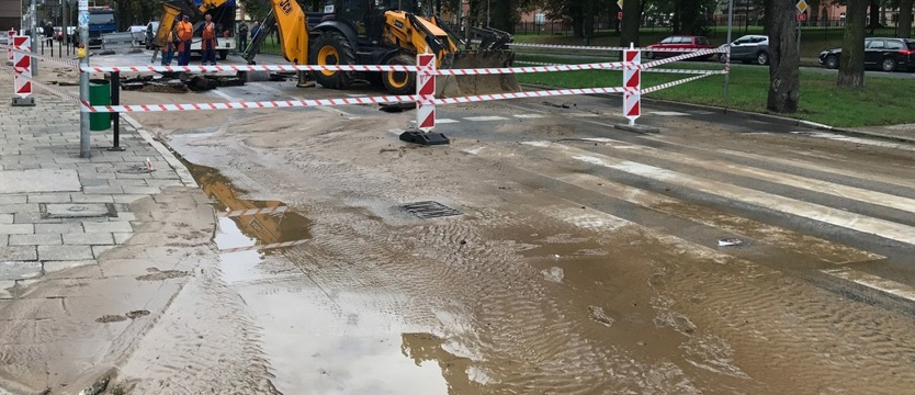 Pękła rura, ulica zamknięta