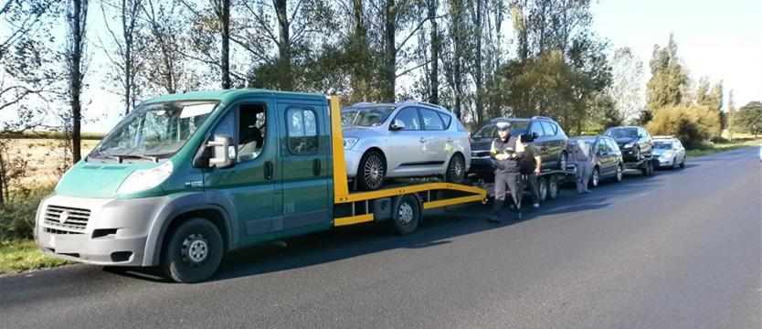 Bezmyślne holowanie. Pojazdy jak długi pociąg