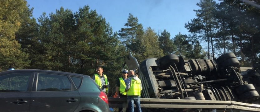 Ciężarówka wypadła z drogi na A6. Są utrudnienia.