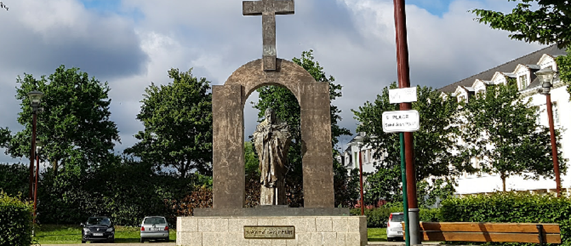 Zostawić krzyż, przenieść pomnik