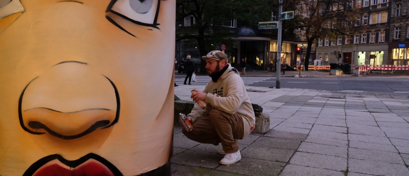 Street art na operowym słupie