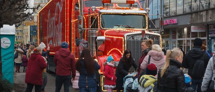 Tłumy na pl. Lotników. Przyjechała ciężarówka Coca Coli