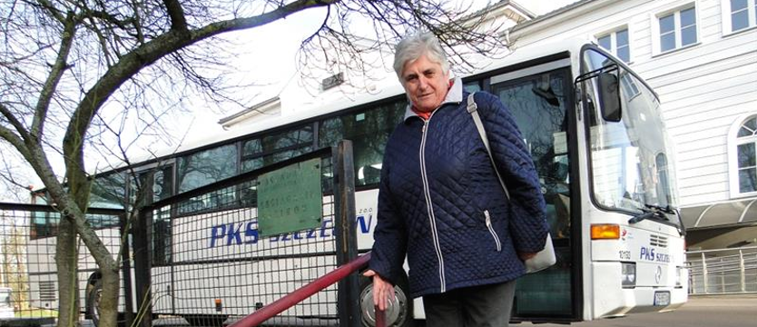 Niebezpieczne schody przed dworcem