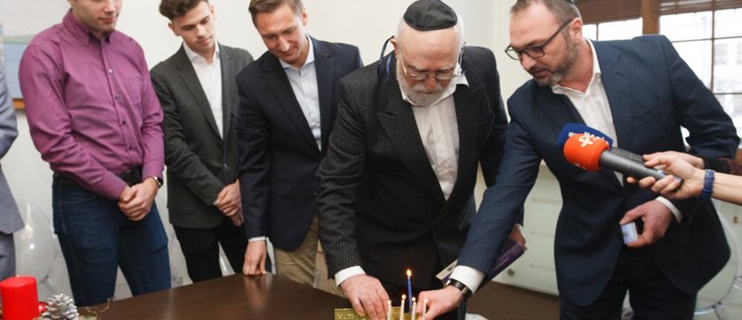 Zapłonęła chanukowa świeca