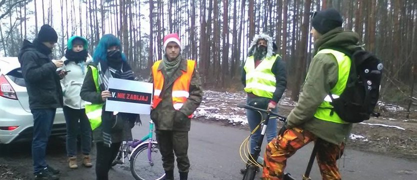 Spacerował i pobili go myśliwi?