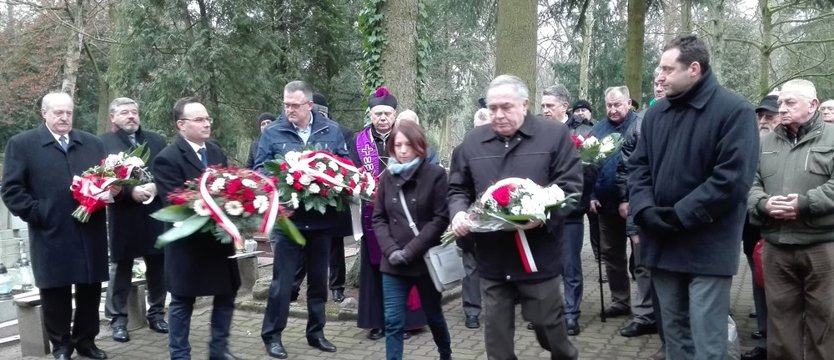 Kwiaty w hołdzie ofiarom Grudnia '70