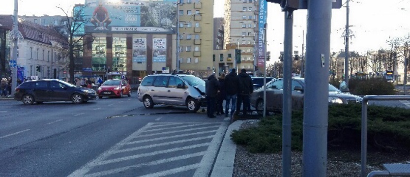 Zderzenie forda i toyoty na pl. Żołnierza