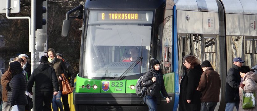 Kolizja tramwaju i autobusu. Problemy na Energetyków